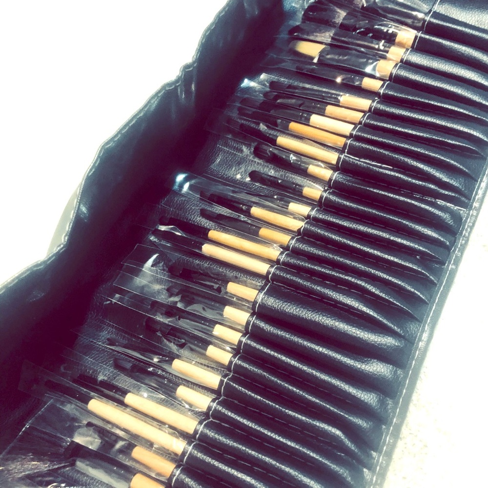 32 ITEMS: PACKETS MAKEUP BRUSHES BEAUTIFUL ALL DIF